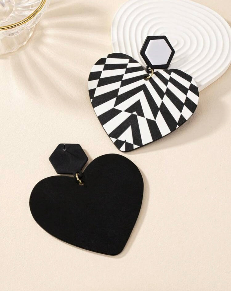 Black & White Big Heart Exaggerated Elegant And Stylish Acrylic Zebra Print Necklace Earrings Set for Ladies