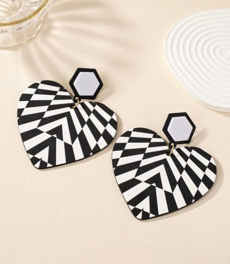 Black & White Big Heart Exaggerated Elegant And Stylish Acrylic Zebra Print Necklace Earrings Set for Ladies