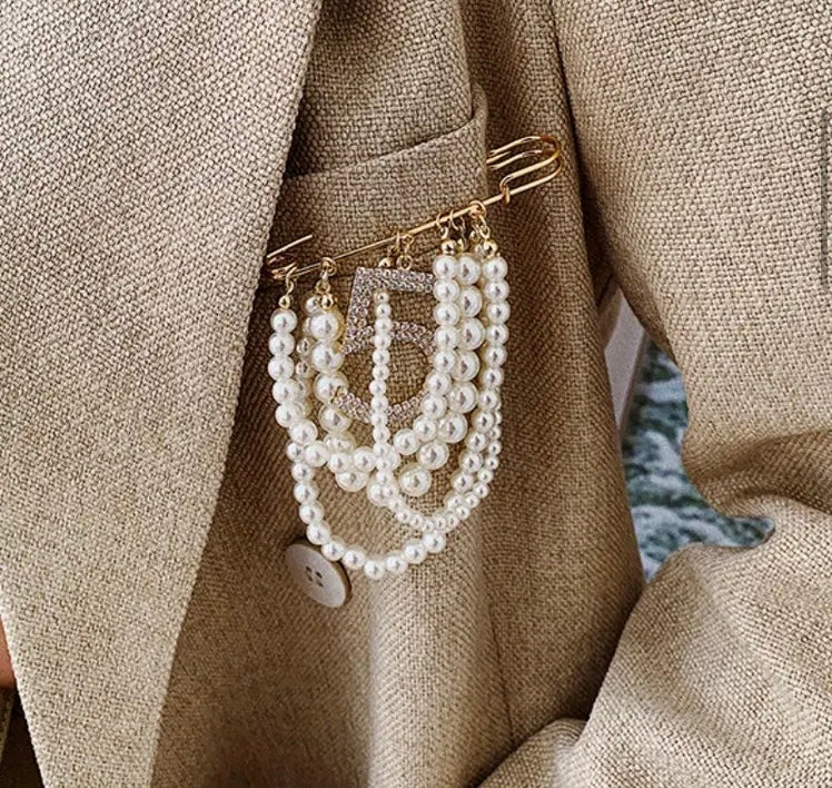 Beautiful Pearl No.5 Rhinestone Beaded Boss Lady Pin Brooch Women’s Accessories